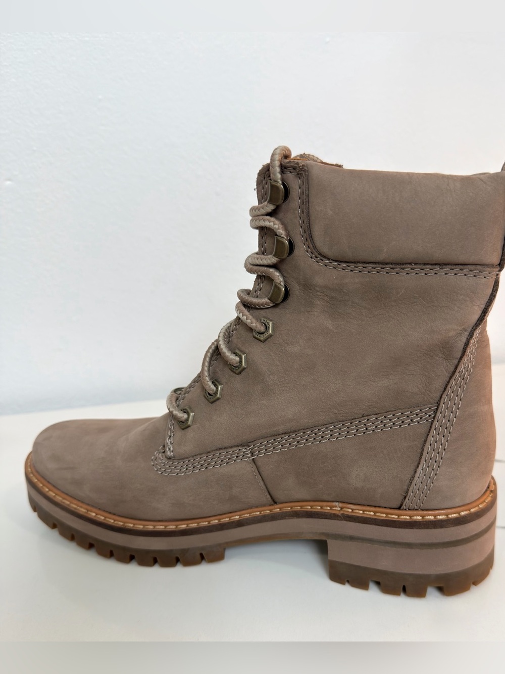 Timberland Courmayeur Valley 6-Inch Women's Boot Taupe Nubuck Size 7.5 - Picture 2 of 11